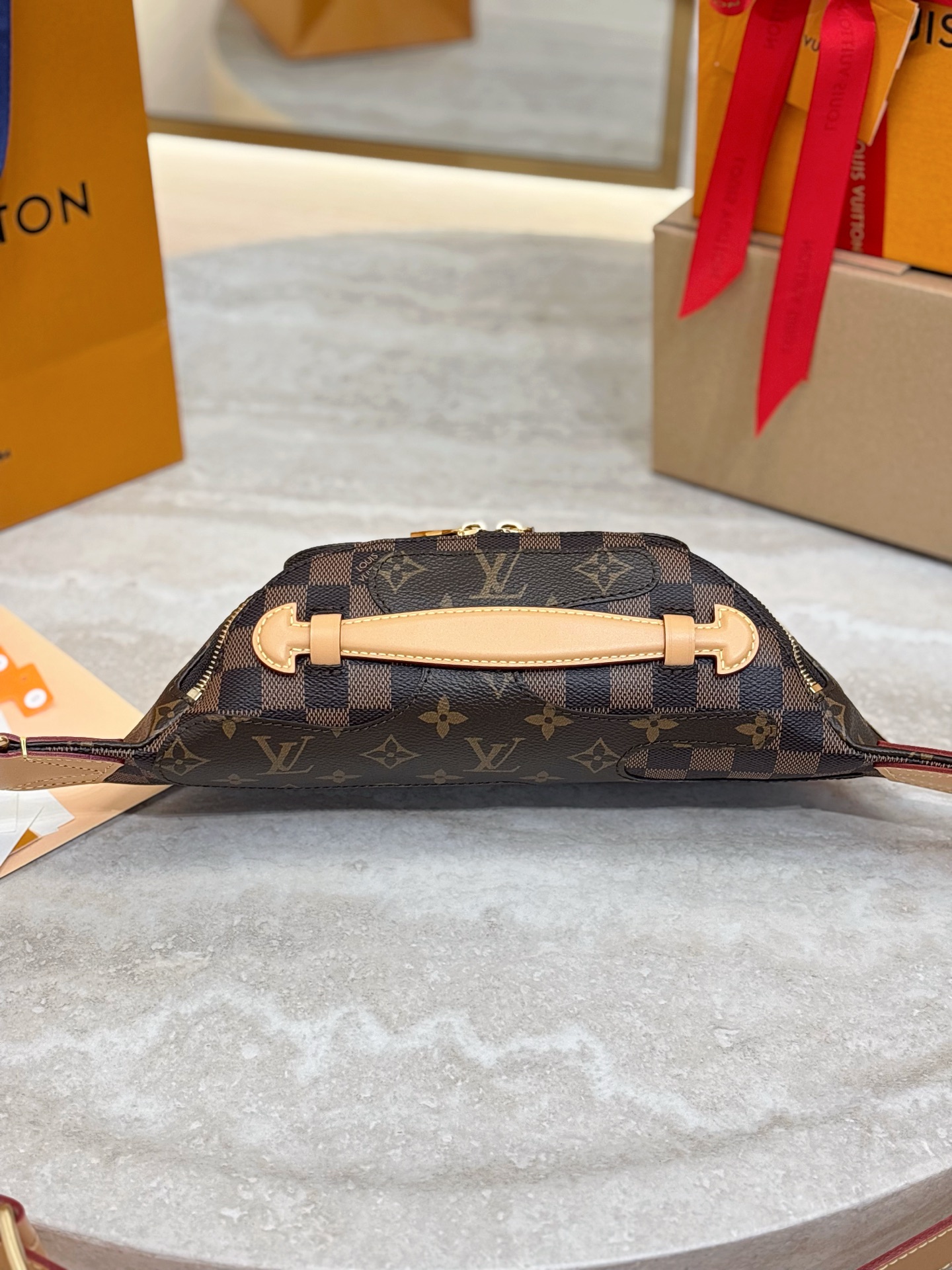顶级原单 RUSH 腰包
M15271
本款 Rush 腰包为深邃 Monogram 帆布包身点缀 Damier 与 Monogram Reverse 刺绣贴饰 令别致图案跃现眼前 可调节肩带实现腰挎、肩背或斜挎的自如切换 size:30x15x8cm