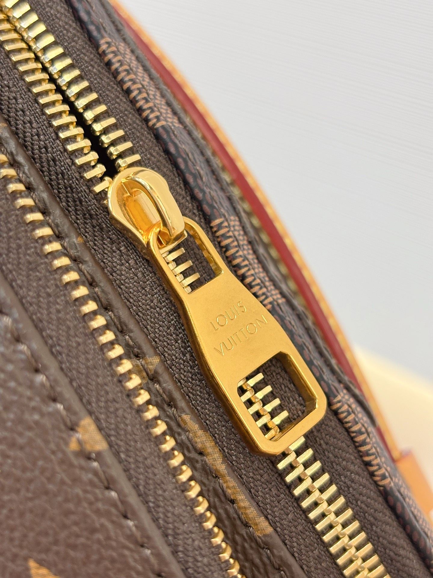 顶级原单 RUSH 腰包
M15271
本款 Rush 腰包为深邃 Monogram 帆布包身点缀 Damier 与 Monogram Reverse 刺绣贴饰 令别致图案跃现眼前 可调节肩带实现腰挎、肩背或斜挎的自如切换 size:30x15x8cm