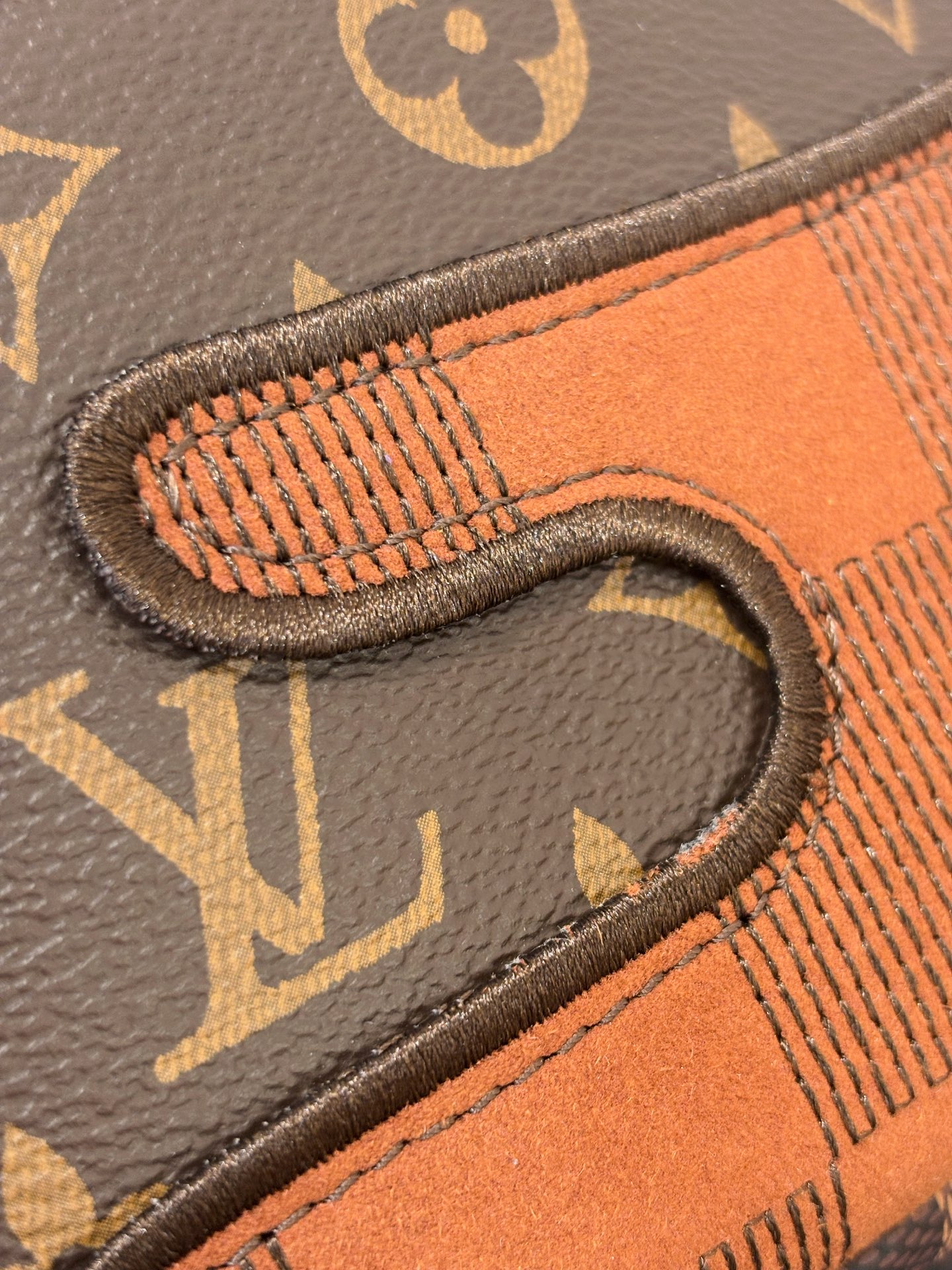 顶级原单 RUSH 腰包
M15271
本款 Rush 腰包为深邃 Monogram 帆布包身点缀 Damier 与 Monogram Reverse 刺绣贴饰 令别致图案跃现眼前 可调节肩带实现腰挎、肩背或斜挎的自如切换 size:30x15x8cm