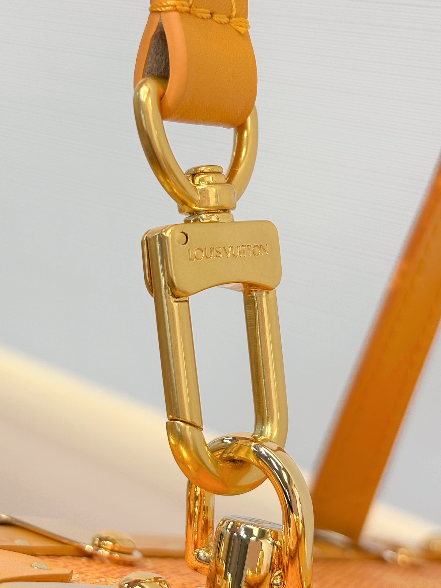 顶级原单 HANDLE TRUNK MONOGRAM 手袋
M11118黄色
新款 Handle Trunk 手袋呈现经典 Monogram 元素 成就昼夜造型的上佳之选 size：24x16.5x8cm