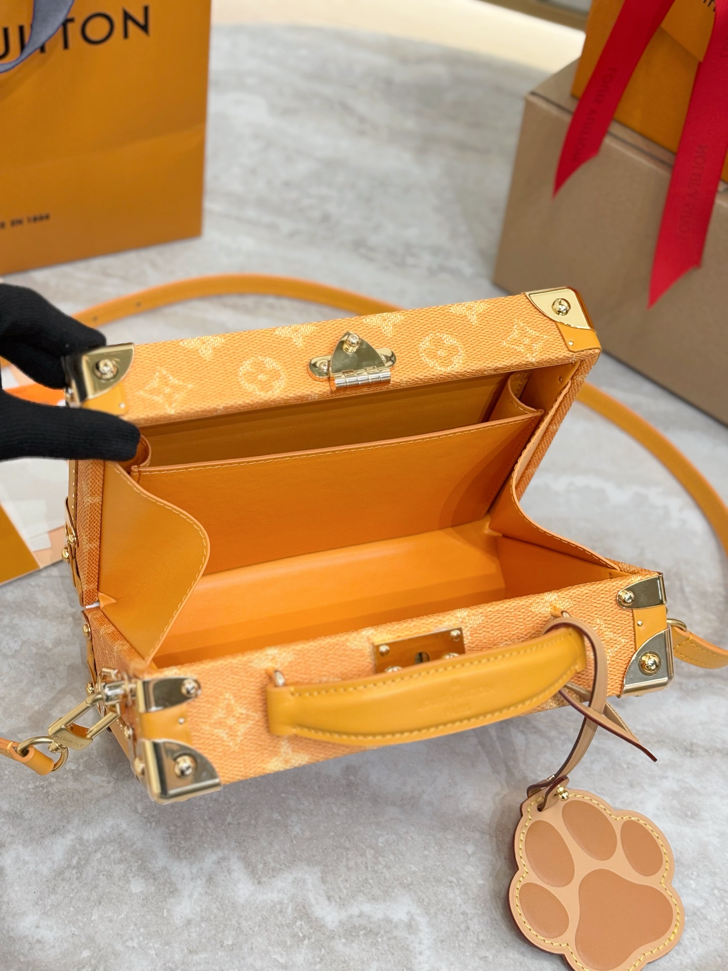 顶级原单 HANDLE TRUNK MONOGRAM 手袋
M11118黄色
新款 Handle Trunk 手袋呈现经典 Monogram 元素 成就昼夜造型的上佳之选 size：24x16.5x8cm