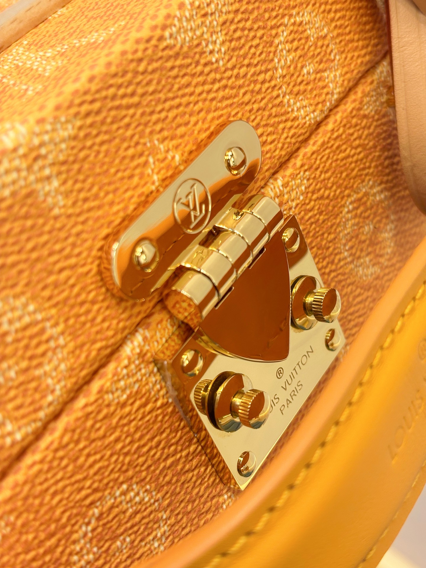 顶级原单 HANDLE TRUNK MONOGRAM 手袋
M11118黄色
新款 Handle Trunk 手袋呈现经典 Monogram 元素 成就昼夜造型的上佳之选 size：24x16.5x8cm