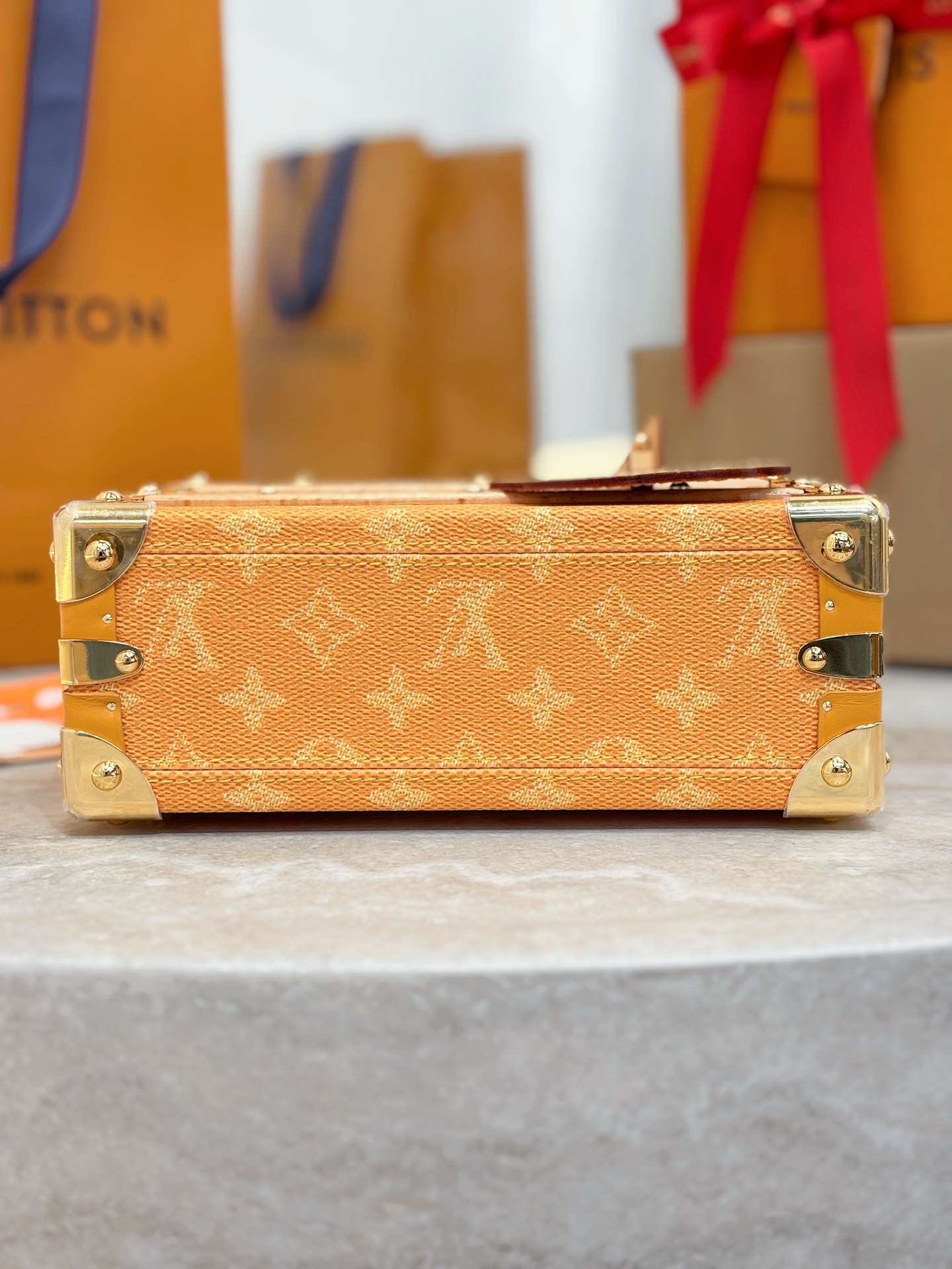 顶级原单 HANDLE TRUNK MONOGRAM 手袋
M11118黄色
新款 Handle Trunk 手袋呈现经典 Monogram 元素 成就昼夜造型的上佳之选 size：24x16.5x8cm