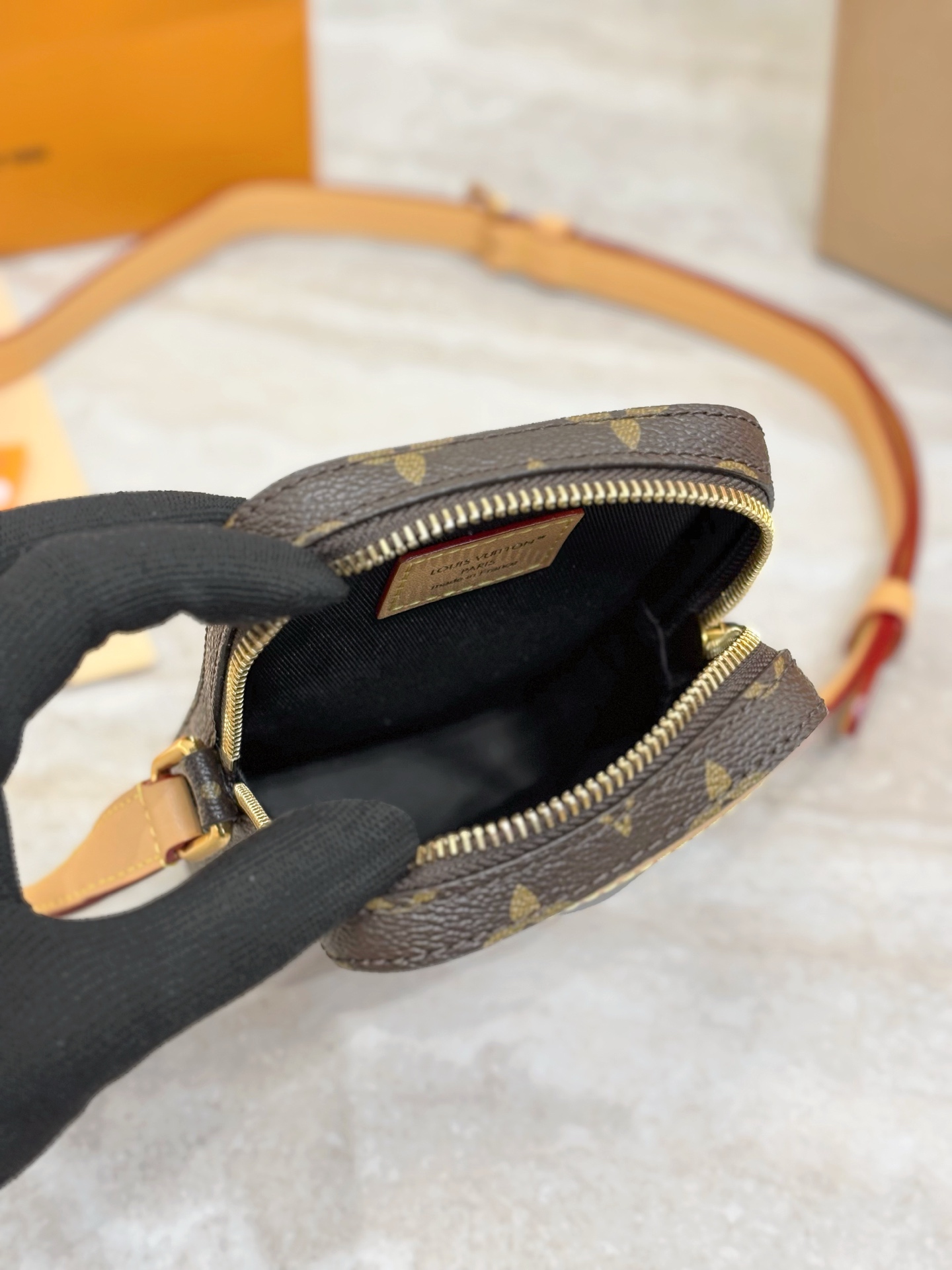 顶级原单 MUSIC PLAYER WEARABLE WALLET 手袋
M14063
Music Player Wearable Wallet 手袋结合牛皮革和 Monogram 帆布 向昔日数码音乐播放器撷取灵感 以 L*Blossom 标识描摹界面 并借 L*仪表板图案演绎装饰屏幕 轻启拉链即现深邃织物内衬 可存放手机 卡夹和钥匙等 size：18.5x10.5x4.5cm