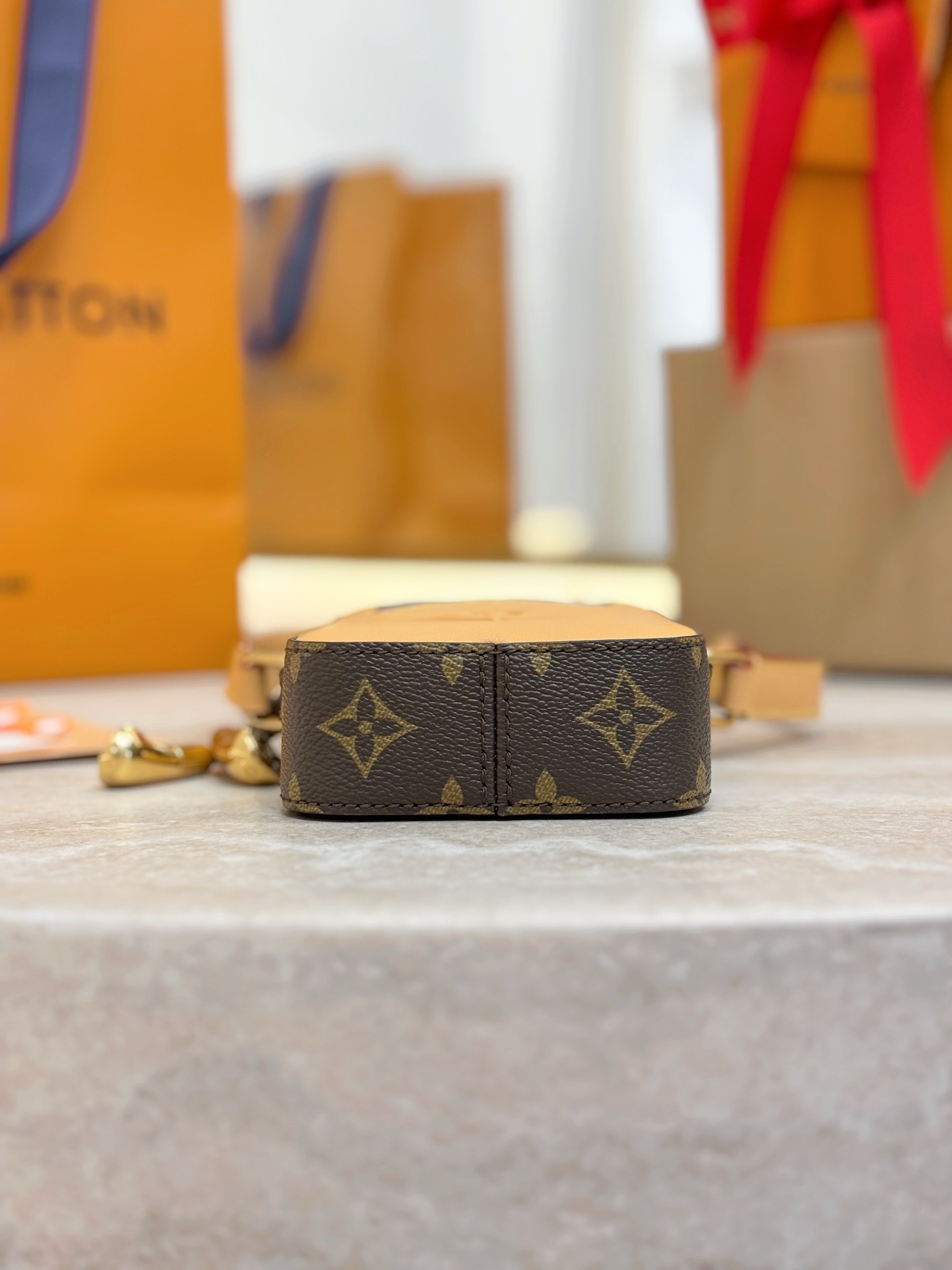 顶级原单 MUSIC PLAYER WEARABLE WALLET 手袋
M14063
Music Player Wearable Wallet 手袋结合牛皮革和 Monogram 帆布 向昔日数码音乐播放器撷取灵感 以 L*Blossom 标识描摹界面 并借 L*仪表板图案演绎装饰屏幕 轻启拉链即现深邃织物内衬 可存放手机 卡夹和钥匙等 size：18.5x10.5x4.5cm