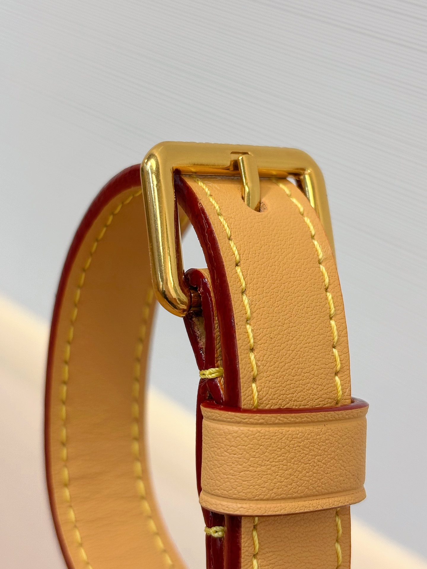 顶级原单 MUSIC PLAYER WEARABLE WALLET 手袋
M14063
Music Player Wearable Wallet 手袋结合牛皮革和 Monogram 帆布 向昔日数码音乐播放器撷取灵感 以 L*Blossom 标识描摹界面 并借 L*仪表板图案演绎装饰屏幕 轻启拉链即现深邃织物内衬 可存放手机 卡夹和钥匙等 size：18.5x10.5x4.5cm