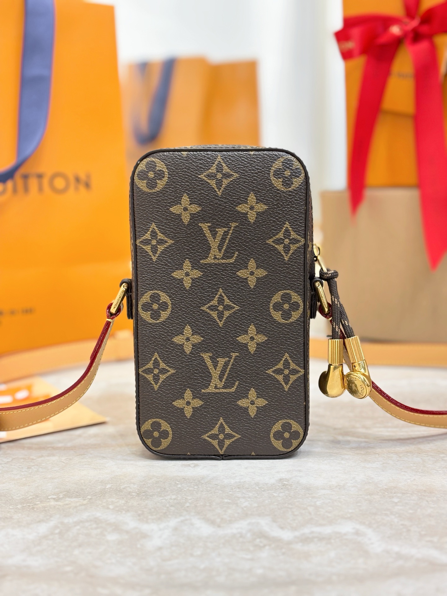 顶级原单 MUSIC PLAYER WEARABLE WALLET 手袋
M14063
Music Player Wearable Wallet 手袋结合牛皮革和 Monogram 帆布 向昔日数码音乐播放器撷取灵感 以 L*Blossom 标识描摹界面 并借 L*仪表板图案演绎装饰屏幕 轻启拉链即现深邃织物内衬 可存放手机 卡夹和钥匙等 size：18.5x10.5x4.5cm