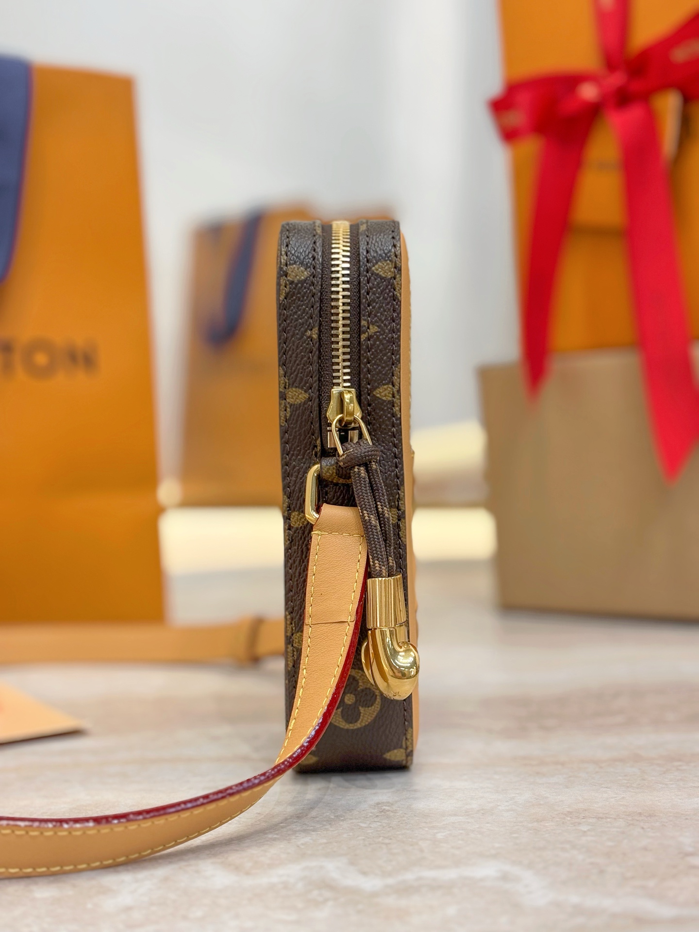 顶级原单 MUSIC PLAYER WEARABLE WALLET 手袋
M14063
Music Player Wearable Wallet 手袋结合牛皮革和 Monogram 帆布 向昔日数码音乐播放器撷取灵感 以 L*Blossom 标识描摹界面 并借 L*仪表板图案演绎装饰屏幕 轻启拉链即现深邃织物内衬 可存放手机 卡夹和钥匙等 size：18.5x10.5x4.5cm
