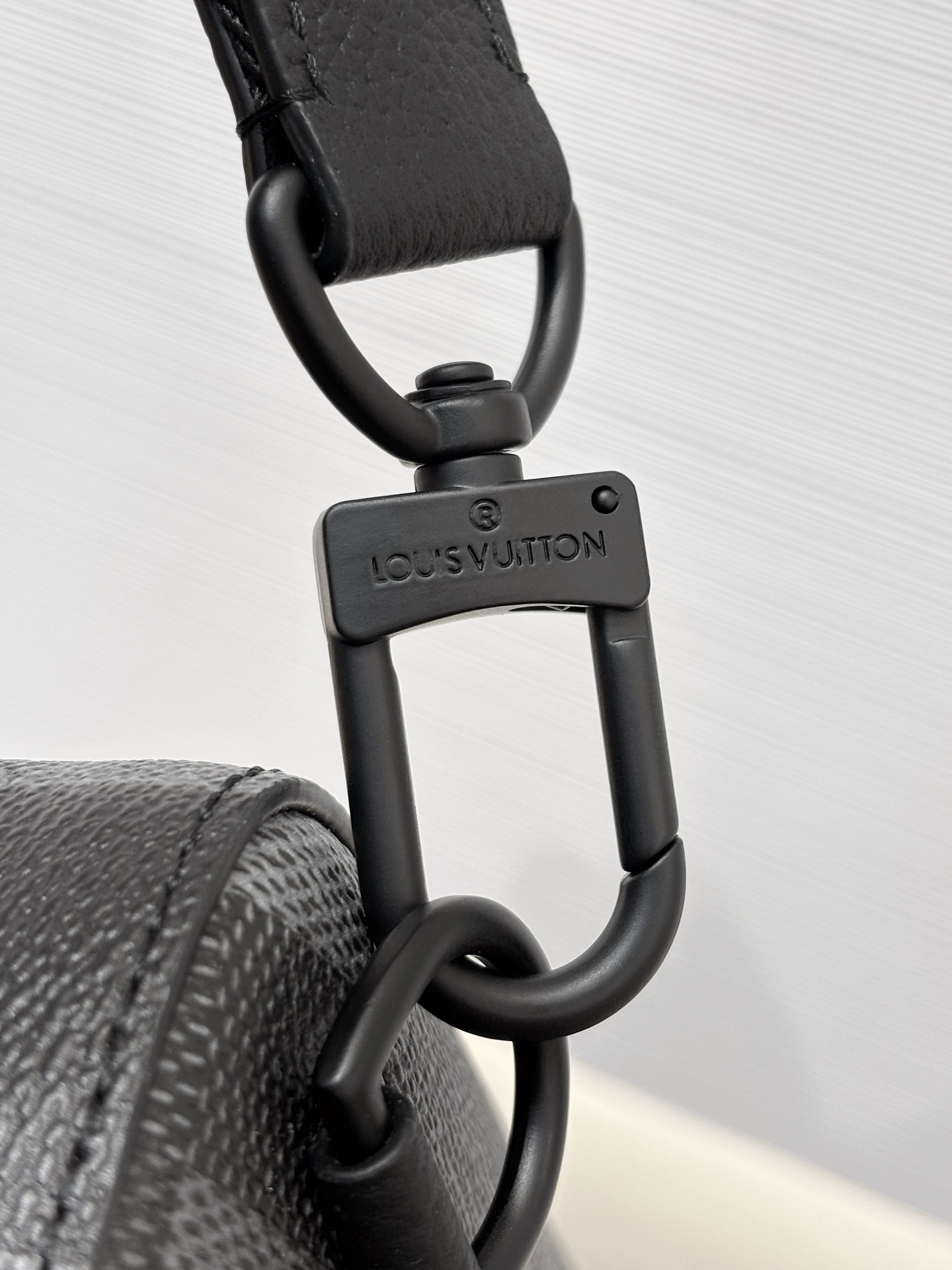 顶级原单 Bolsa Sling Avenue
m14953马赛克
黑色Damoflage帆布重新审视了Sling Avenue包的当代设计。像素格子的灰色和黑色色调与哑光黑色硬件相结合,确保了阳刚的优雅 Sling Avenue包有一个主隔层和两个拉链口袋 非常实用 单个手柄可以舒适地调整为横向使用 size:16x33x5.7cm