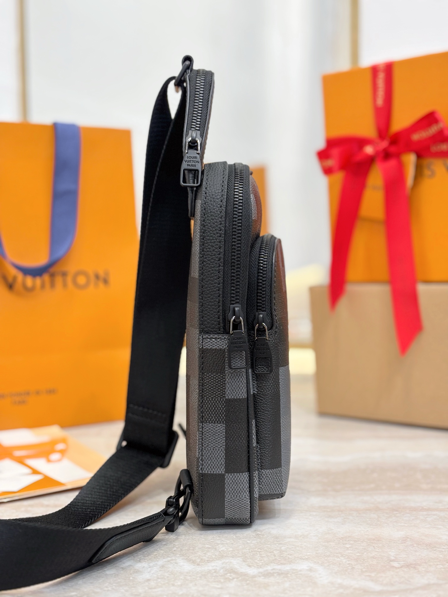 顶级原单 Bolsa Sling Avenue
m14953马赛克
黑色Damoflage帆布重新审视了Sling Avenue包的当代设计。像素格子的灰色和黑色色调与哑光黑色硬件相结合,确保了阳刚的优雅 Sling Avenue包有一个主隔层和两个拉链口袋 非常实用 单个手柄可以舒适地调整为横向使用 size:16x33x5.7cm