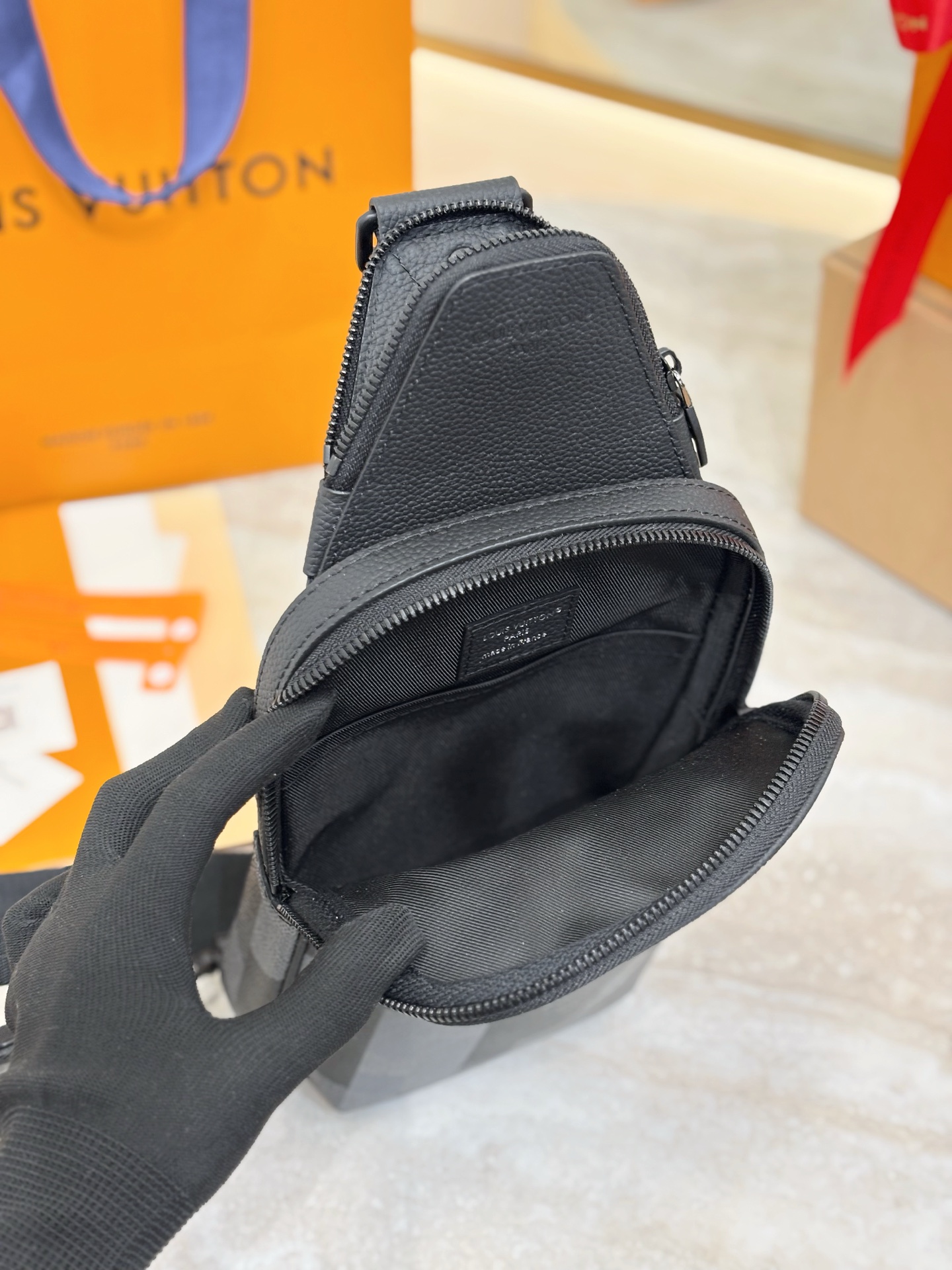 顶级原单 Bolsa Sling Avenue
m14953马赛克
黑色Damoflage帆布重新审视了Sling Avenue包的当代设计。像素格子的灰色和黑色色调与哑光黑色硬件相结合,确保了阳刚的优雅 Sling Avenue包有一个主隔层和两个拉链口袋 非常实用 单个手柄可以舒适地调整为横向使用 size:16x33x5.7cm
