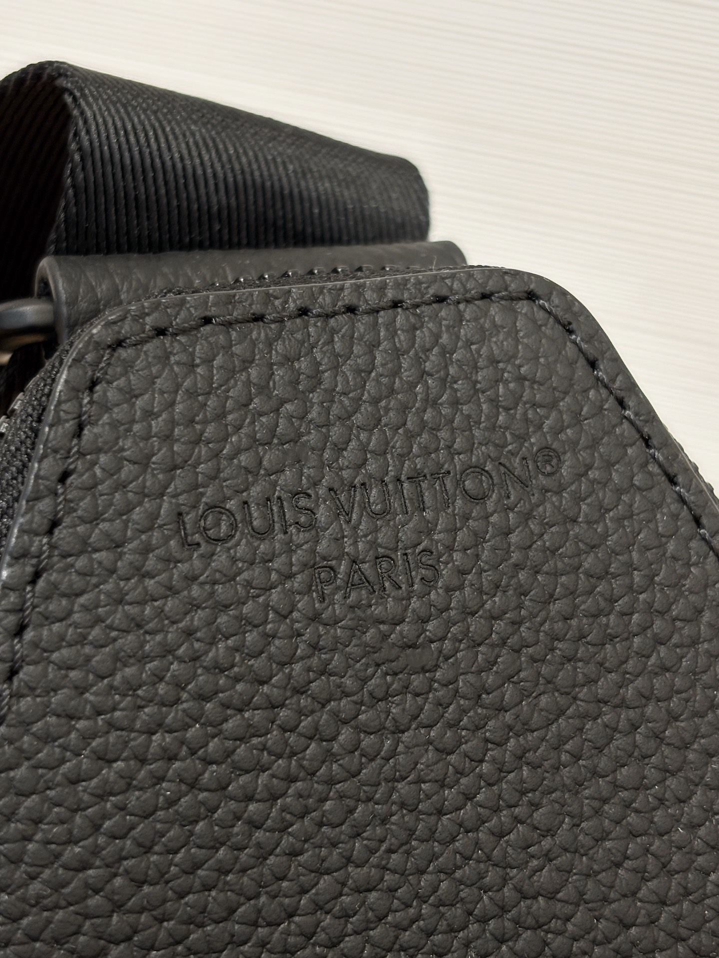 顶级原单 Bolsa Sling Avenue
m14953马赛克
黑色Damoflage帆布重新审视了Sling Avenue包的当代设计。像素格子的灰色和黑色色调与哑光黑色硬件相结合,确保了阳刚的优雅 Sling Avenue包有一个主隔层和两个拉链口袋 非常实用 单个手柄可以舒适地调整为横向使用 size:16x33x5.7cm