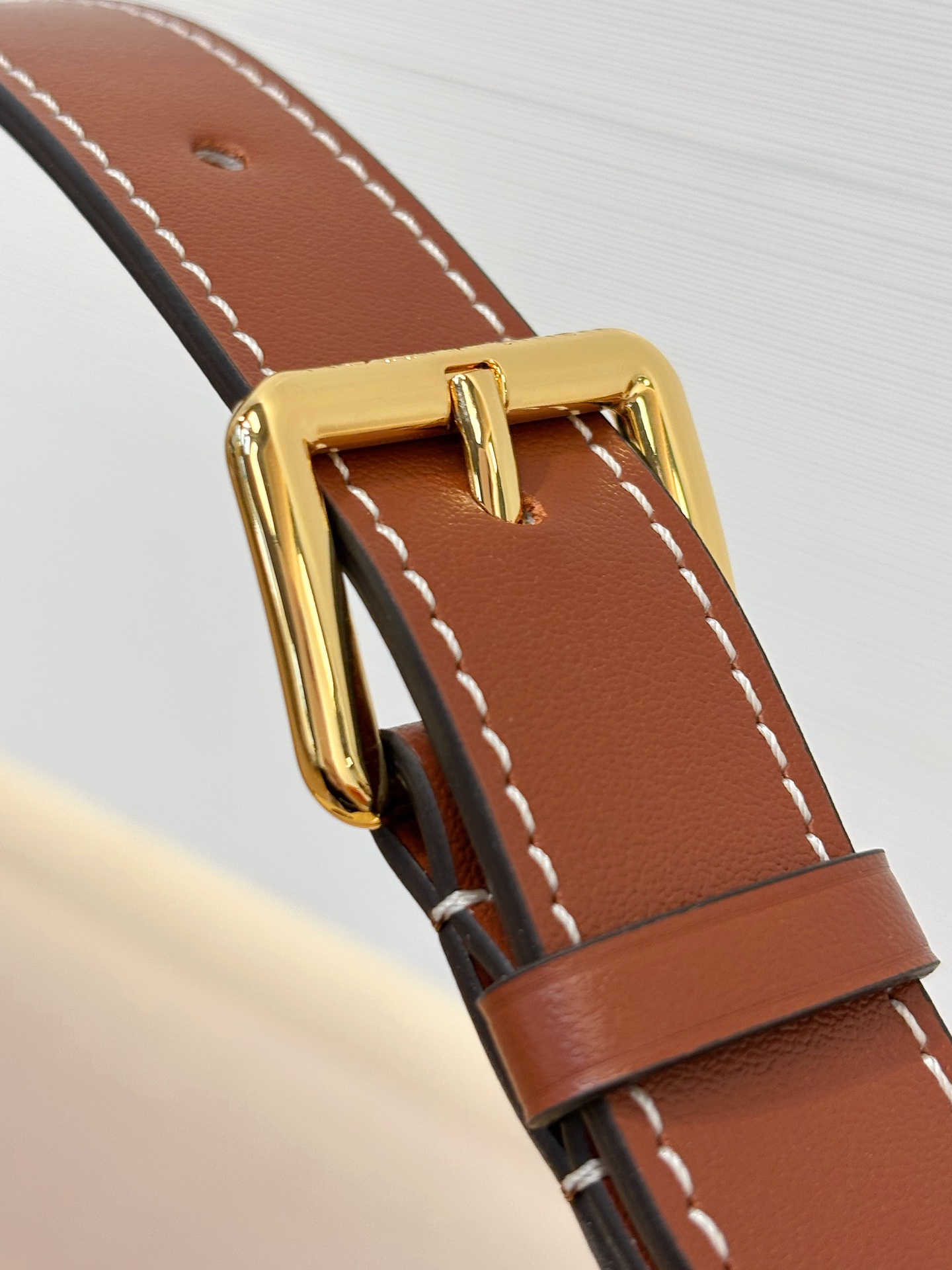 顶级原单 HILLS POCHETTE 手拿包
M14304
本款 Hills Pochette 手拿包以拉菲草塑造雅致构型 成就露天聚会与阳光假日的随行佳选 牛皮革饰边与莹泽金属件点睛细节 手柄长度方便随心调节 充裕空间可容纳手机 卡夹 口红和钥匙 size:18.5x11x6.5cm