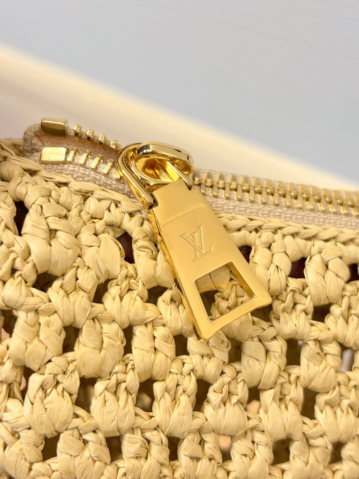 顶级原单 HILLS POCHETTE 手拿包
M14304
本款 Hills Pochette 手拿包以拉菲草塑造雅致构型 成就露天聚会与阳光假日的随行佳选 牛皮革饰边与莹泽金属件点睛细节 手柄长度方便随心调节 充裕空间可容纳手机 卡夹 口红和钥匙 size:18.5x11x6.5cm