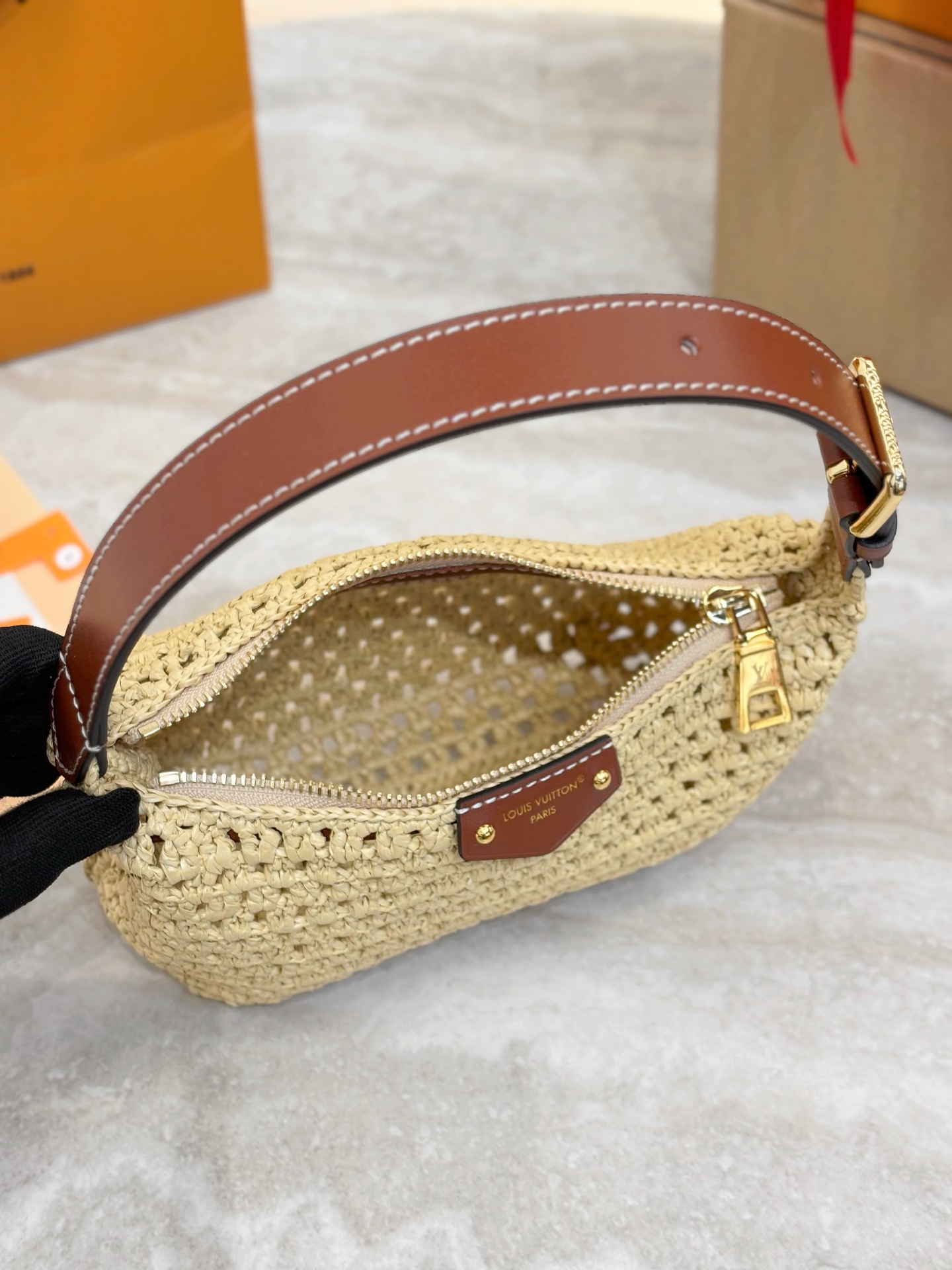 顶级原单 HILLS POCHETTE 手拿包
M14304
本款 Hills Pochette 手拿包以拉菲草塑造雅致构型 成就露天聚会与阳光假日的随行佳选 牛皮革饰边与莹泽金属件点睛细节 手柄长度方便随心调节 充裕空间可容纳手机 卡夹 口红和钥匙 size:18.5x11x6.5cm