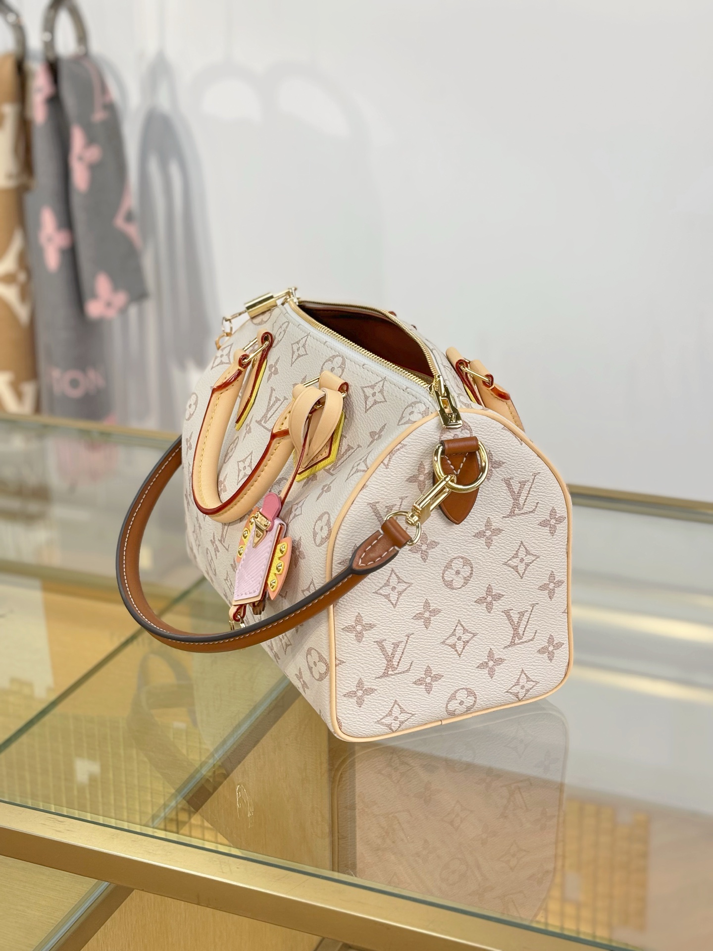 【特级MB动态163c芯片版原厂皮】 SPEEDY BANDOULIÈRE 25 手袋 型号：M2A038白花 材料：A