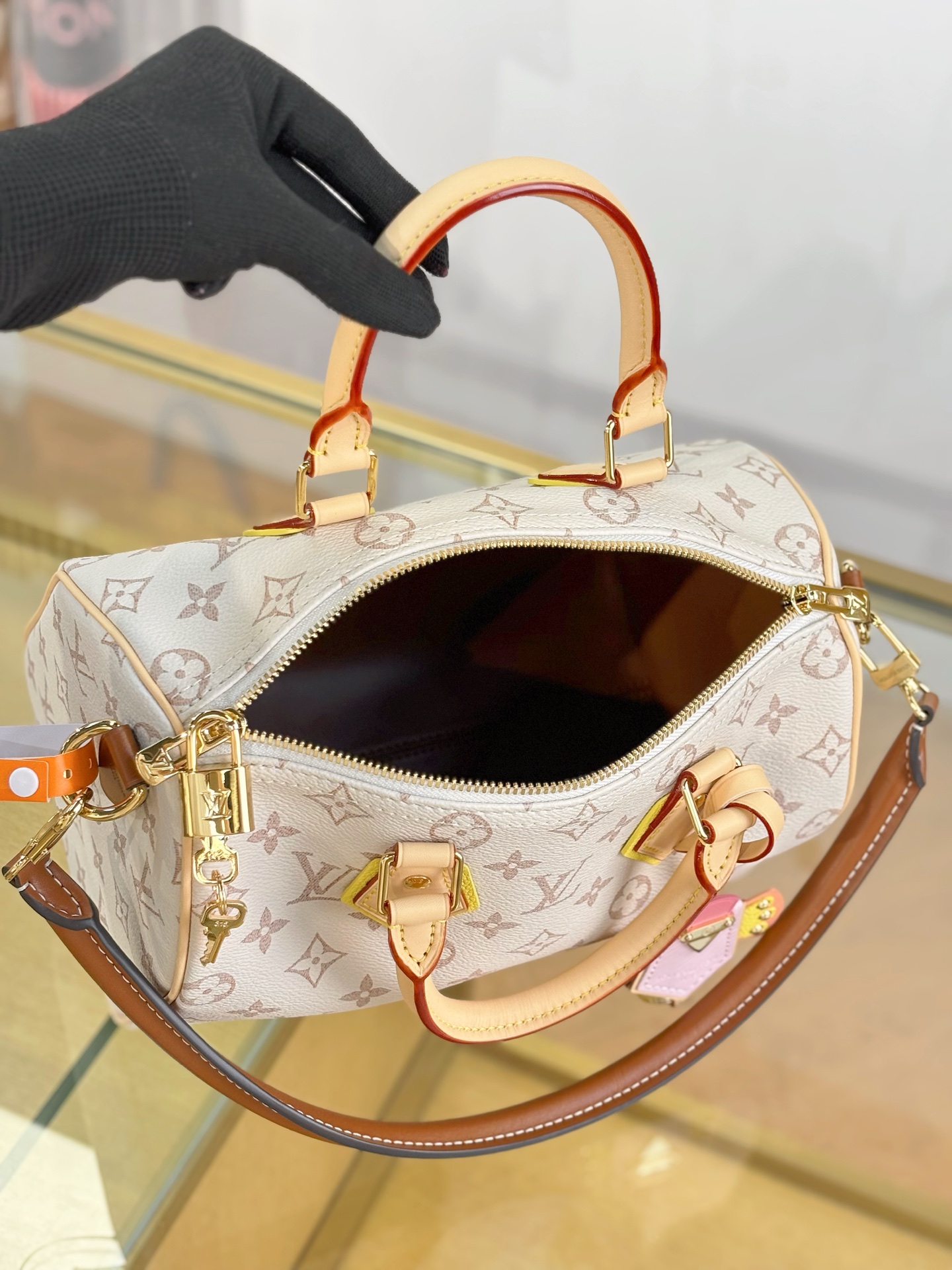 【特级MB动态163c芯片版原厂皮】 SPEEDY BANDOULIÈRE 25 手袋 型号：M2A038白花 材料：A