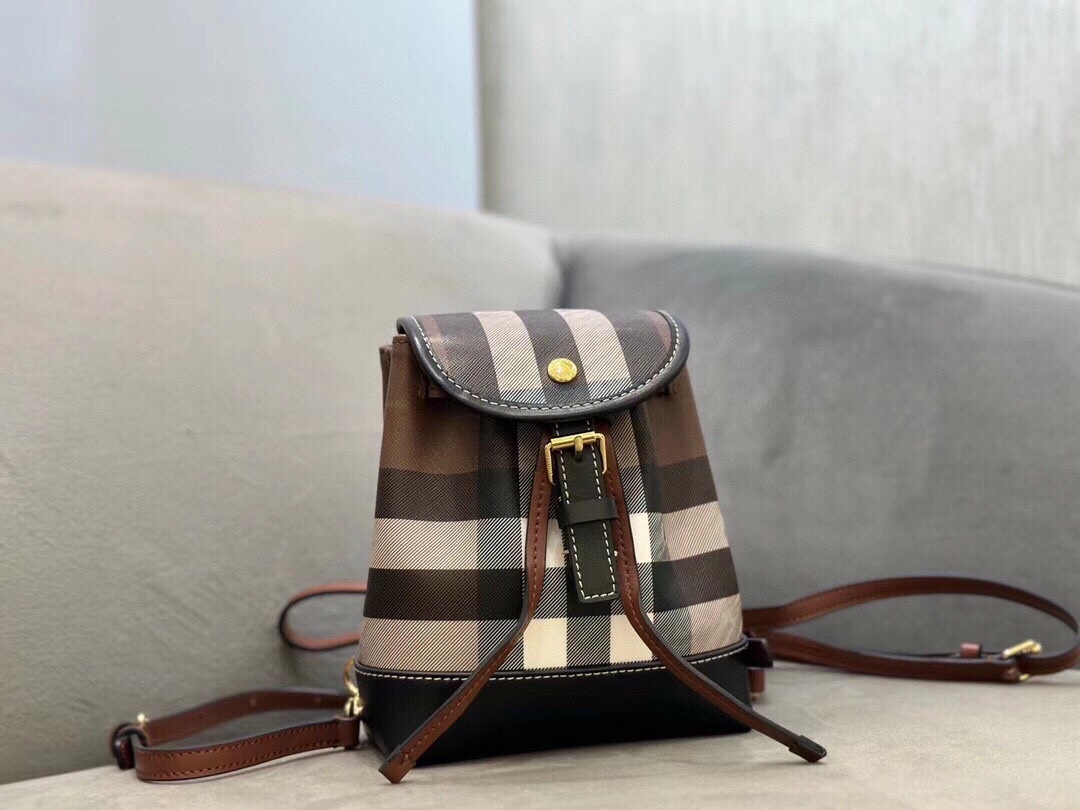 Bs latest birch brown themeburberry small backpack, small and exquisite, so cute! The rich caramel-colored plaid is full of a strong retro atmosp