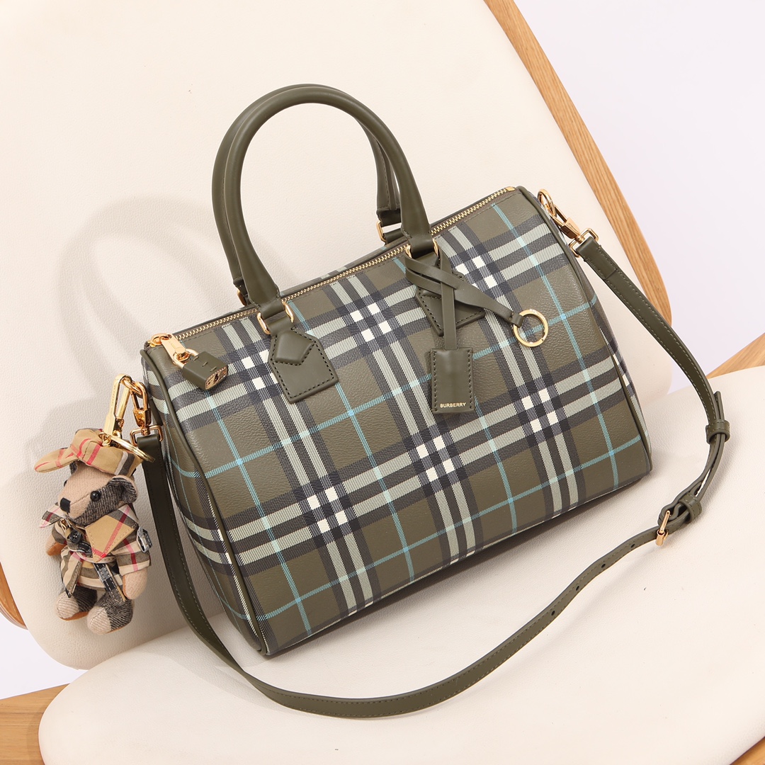 BurberryThe new green plaid pillow bag has arrived ~ I have to say that the Boston bag is really delicious! ! Good match! The key point is the hu