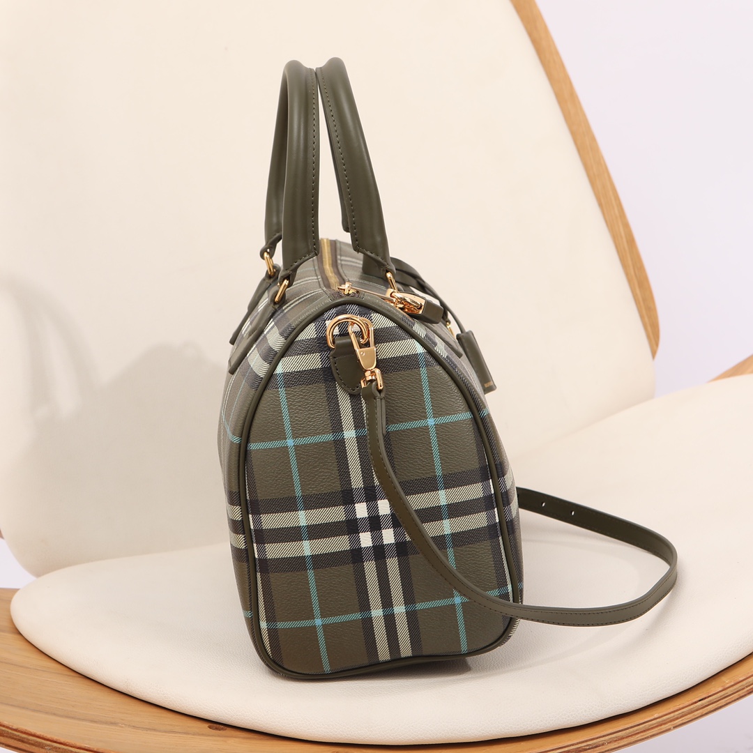 BurberryThe new green plaid pillow bag has arrived ~ I have to say that the Boston bag is really delicious! ! Good match! The key point is the hu
