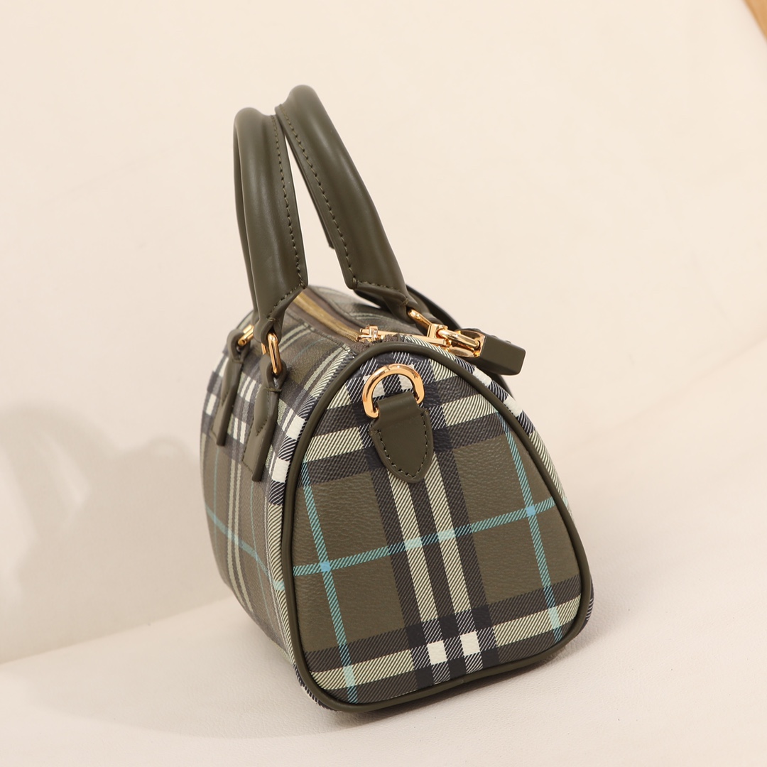 23The latest burberrynew green plaid pillow bag has arrived ~ I have to say that the Boston bag is really delicious! ! Good match! The mini bag b