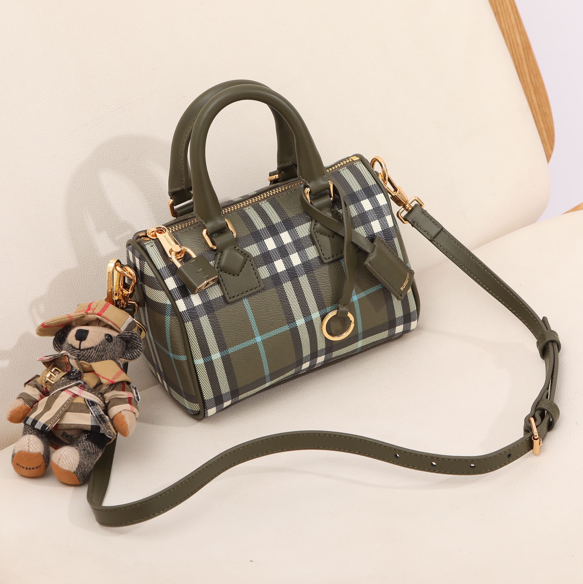 23The latest burberrynew green plaid pillow bag has arrived ~ I have to say that the Boston bag is really delicious! ! Good match! The mini bag b