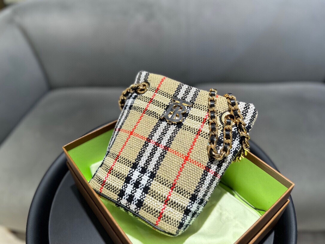 Burberry super Amway this B family plaid iconic Vintage retro tweed plaid bucket bag The chain design greatly increases the overall texture and e