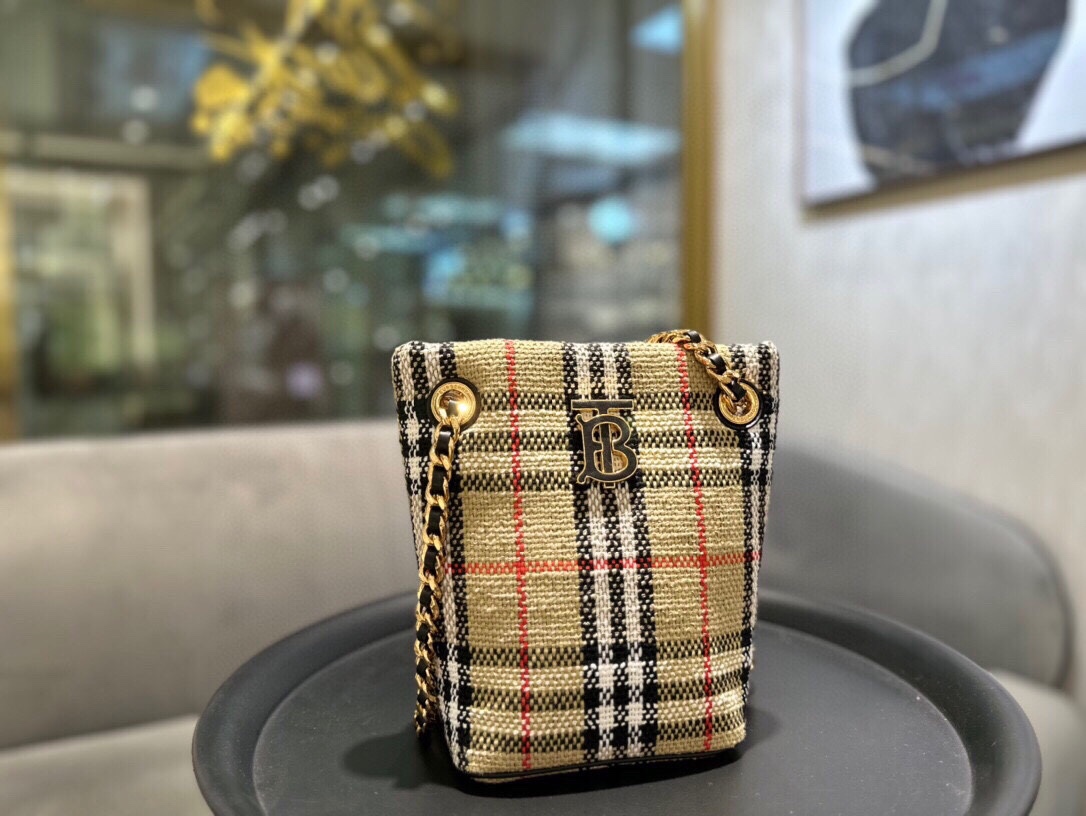 Burberry super Amway this B family plaid iconic Vintage retro tweed plaid bucket bag The chain design greatly increases the overall texture and e