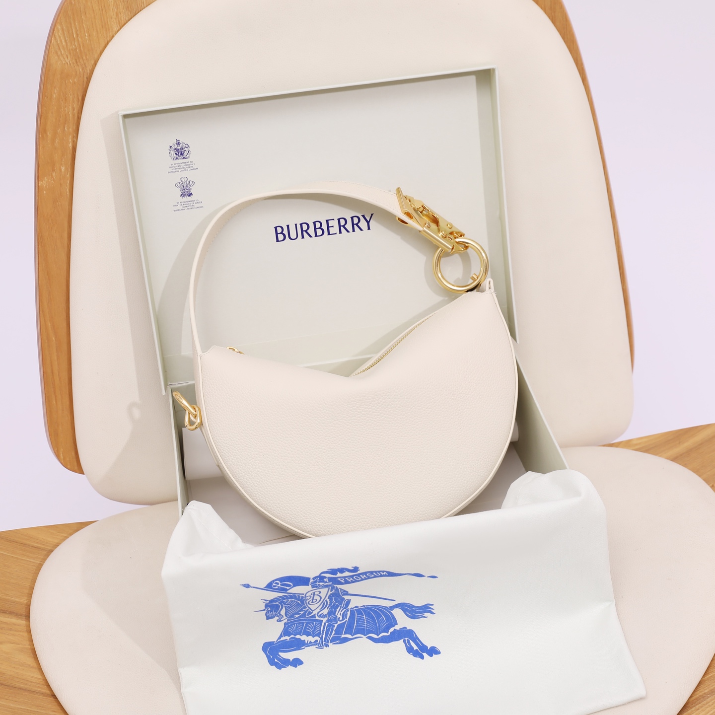 Burberry Knight Arc Leather Bag, Iconic Design, Elegant and Durable 28.5x15x22