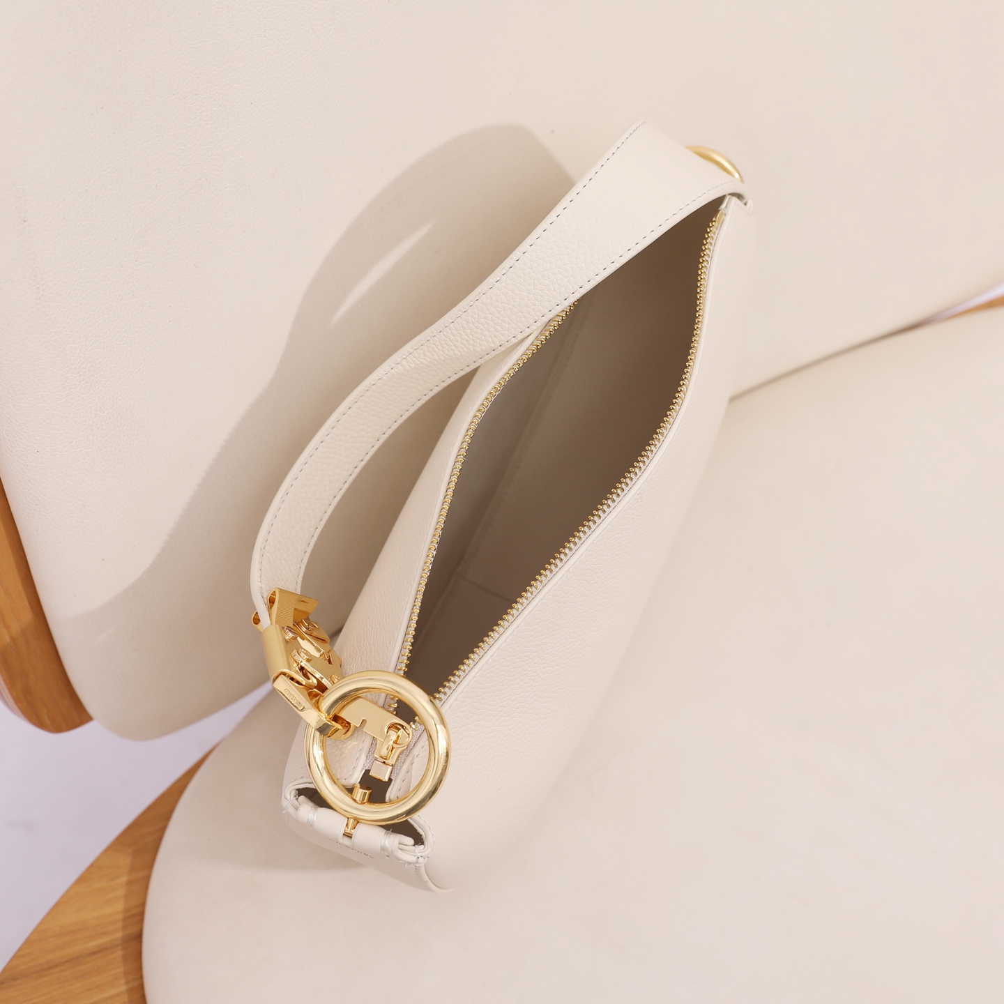 Burberry Knight Arc Leather Bag, Iconic Design, Elegant and Durable 28.5x15x22 8 i1741577499405 4306 0 7