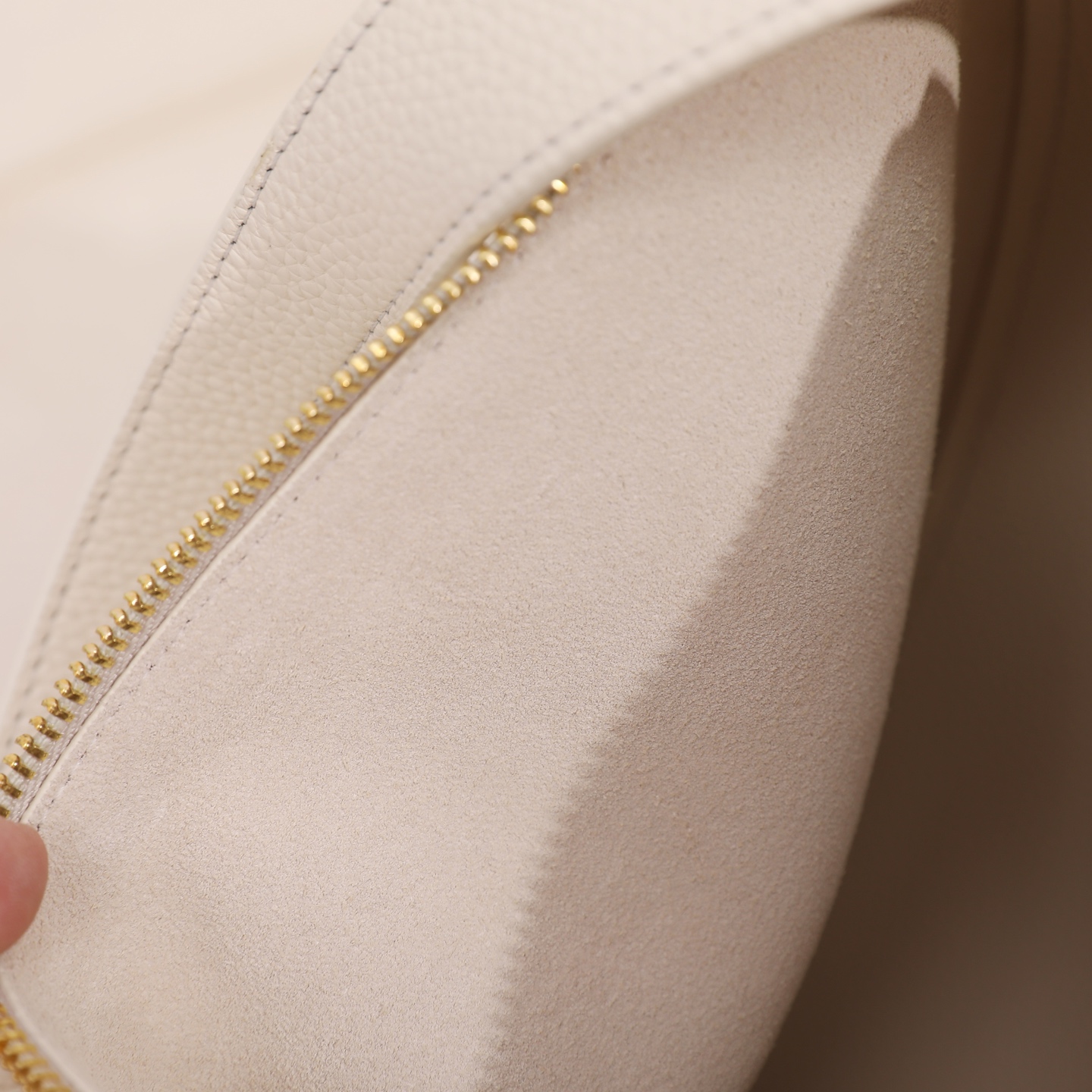 Burberry Knight Arc Leather Bag, Iconic Design, Elegant and Durable 28.5x15x22 9 i1741577499445 4651 0 8