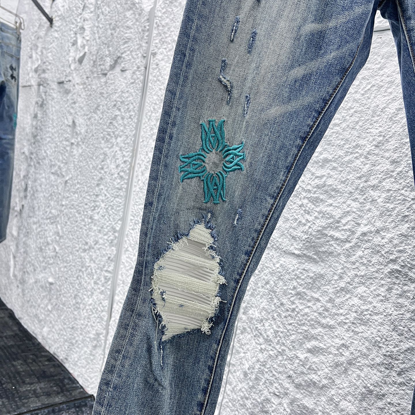 Amiri Distressed Denim Jeans with Floral Patches - Slim Fit, Stylish Design 4 i1748662878692 9208 0 3