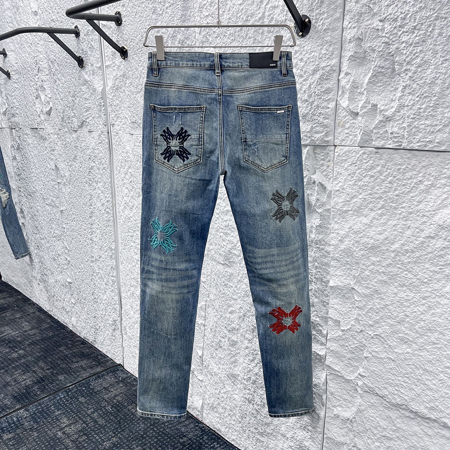 Amiri Distressed Denim Jeans with Floral Patches - Slim Fit, Stylish Design 2 i1748662878715 9338 0 1