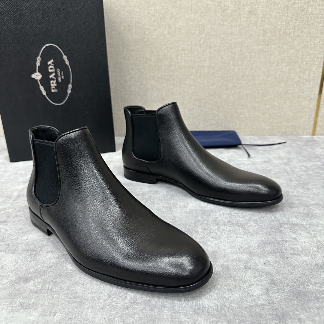 家新品Saffiano皮革切尔西短靴官方秀场压轴款式采用锥形廓形侧面配有特色松紧布尽显精致时尚现代气息十