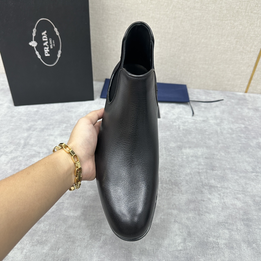 家新品Saffiano皮革切尔西短靴官方秀场压轴款式采用锥形廓形侧面配有特色松紧布尽显精致时尚现代气息十