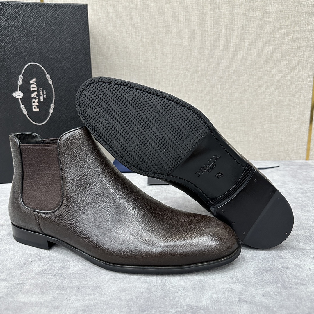 家新品Saffiano皮革切尔西短靴最新官方秀场压轴款式采用锥形廓形侧面配有特色松紧布尽显精致时尚现代气