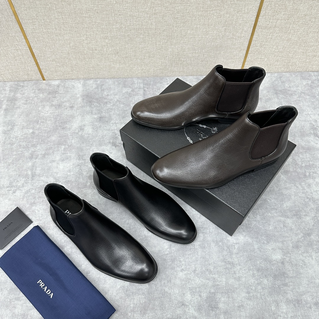 家新品Saffiano皮革切尔西短靴最新官方秀场压轴款式采用锥形廓形侧面配有特色松紧布尽显精致时尚现代气