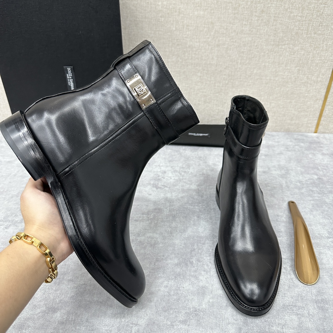 D&G秋冬新品Giotto系列切尔西靴官方12,500这款皮靴采用进口手绘牛皮/开边珠亮皮打造环带金属扣