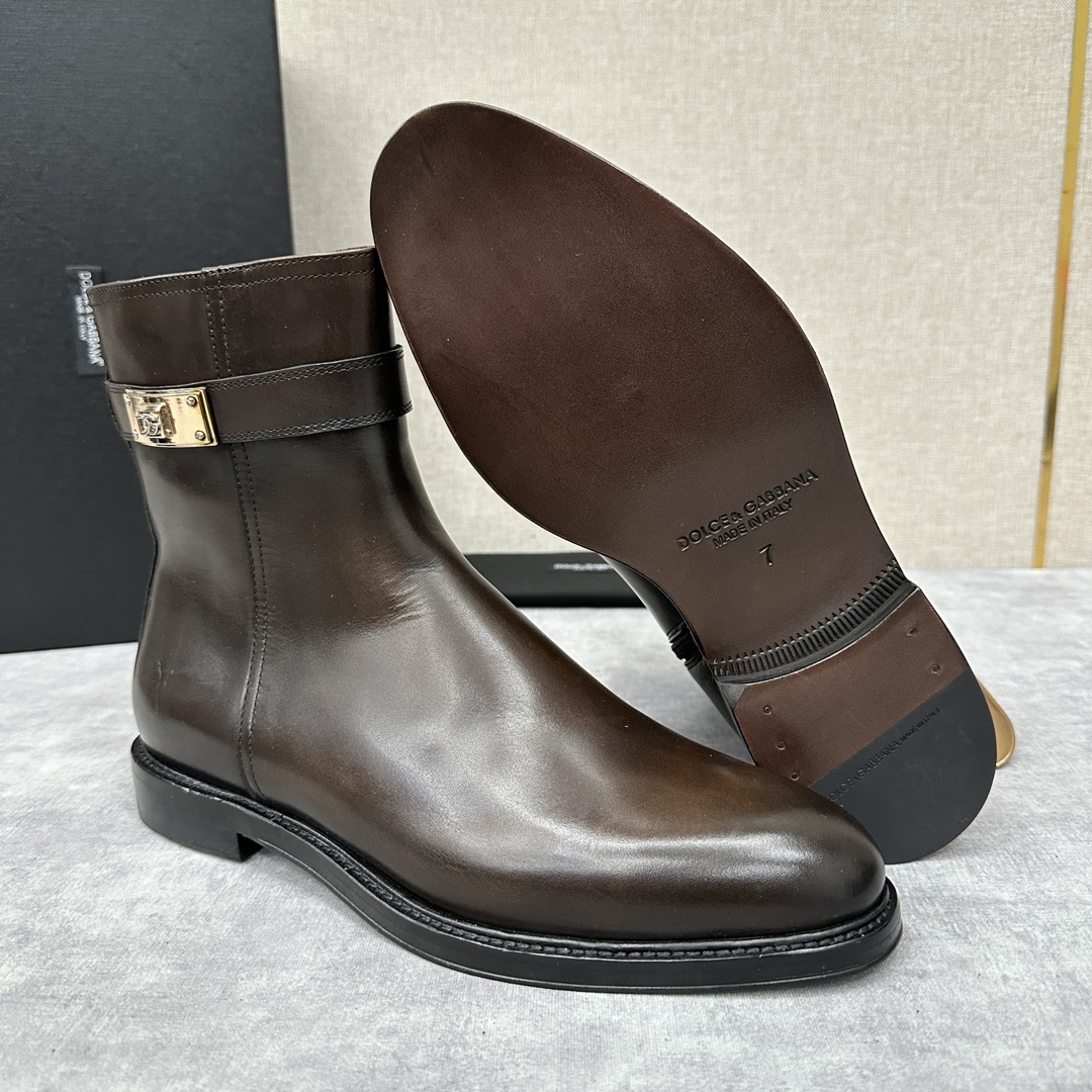D&G秋冬新品Giotto系列切尔西靴官方12,500这款皮靴采用进口手绘牛皮/开边珠亮皮打造环带金属扣
