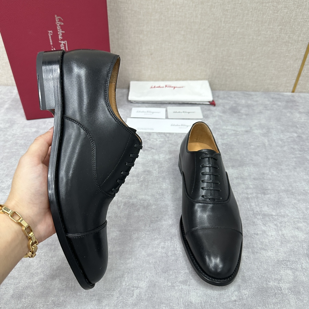 菲拉Ferragam*牛津鞋新款男士正装皮鞋一如既往的奢华精致手工缝线做法饰有双缝线和撞色造型外观简单朴