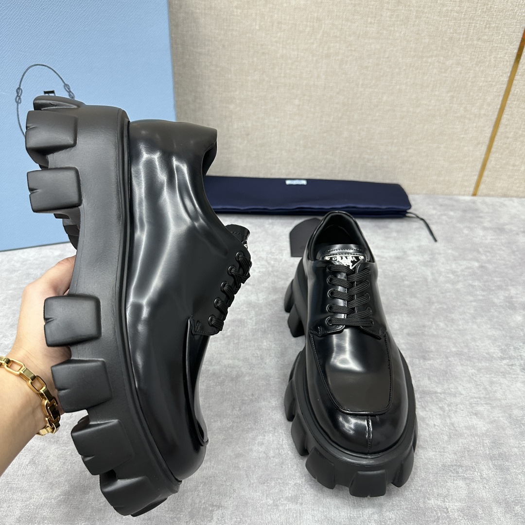家普拉-达情侣款新品厚底鞋系列Monolith亮面皮革系带鞋官方9,900采用进口开边珠亮皮打造配金属孔