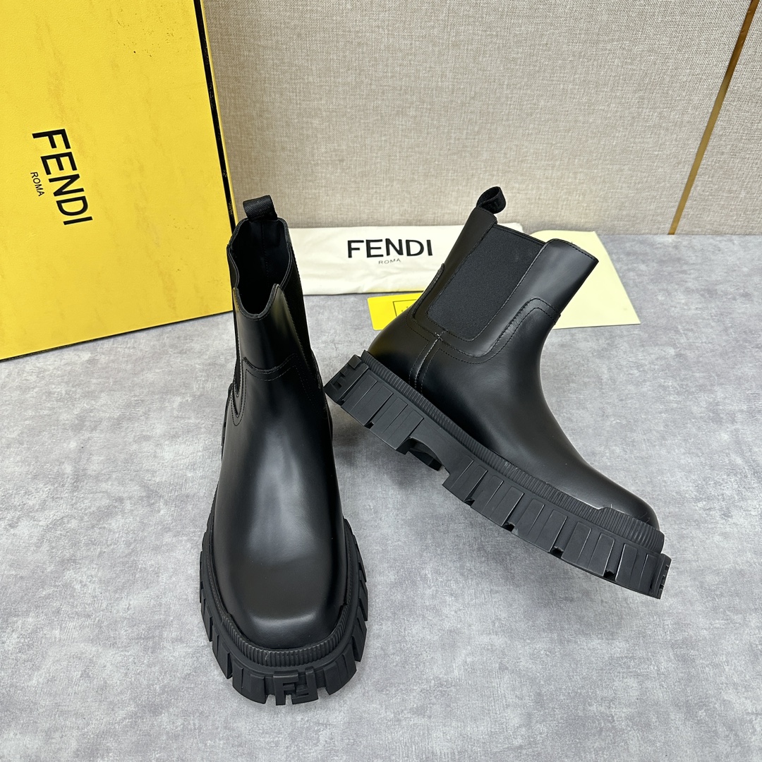 FD新品Fend*ForceChelsea皮靴方头马丁靴官方7,500采用高丝光头层反毛牛皮拼接FF印花