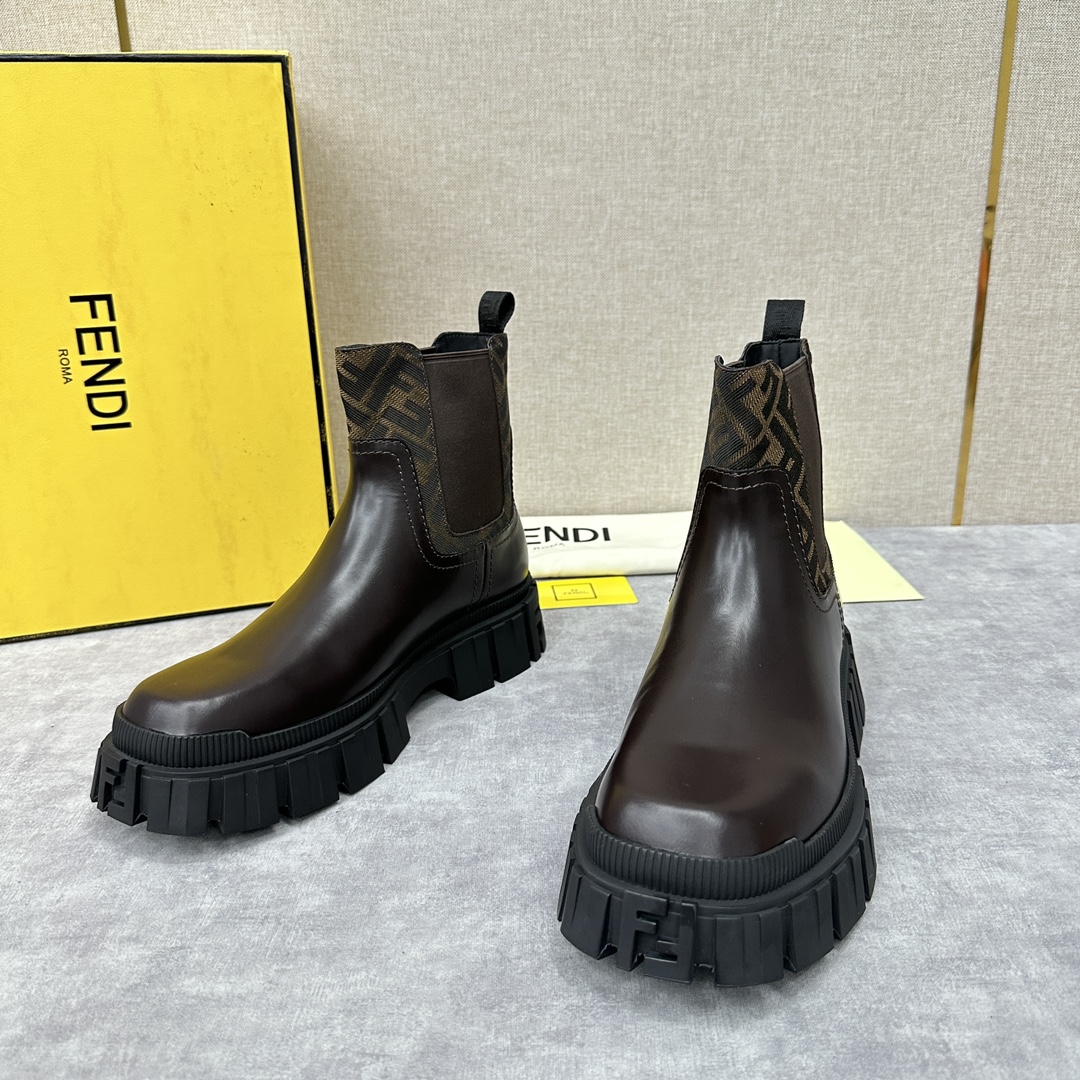 FD新品Fend*ForceChelsea皮靴方头马丁靴官方7,500采用高丝光头层反毛牛皮拼接FF印花