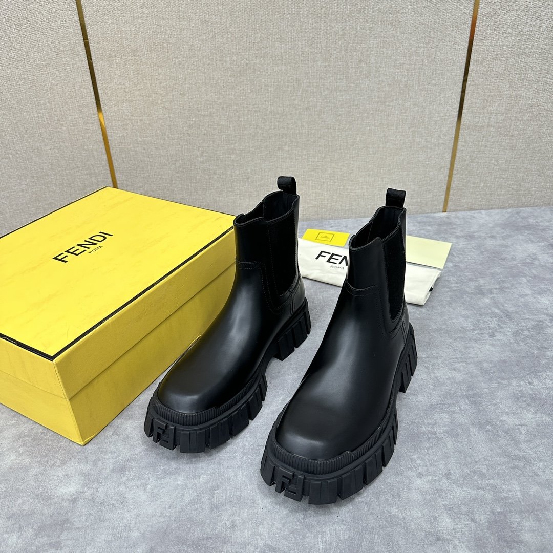 FD新品Fend*ForceChelsea皮靴方头马丁靴官方7,500采用高丝光头层反毛牛皮拼接FF印花