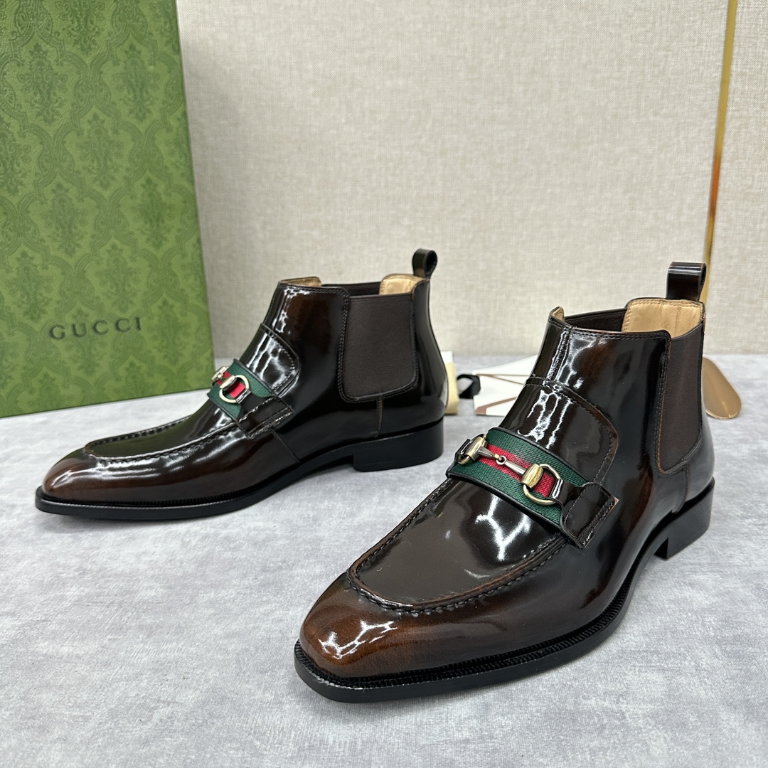 G家新品Gucc*古-驰男士新款皮革弹力套穿皮靴这款全新的切尔西踝靴采用进口牛皮/开边珠亮皮打造手工缝制