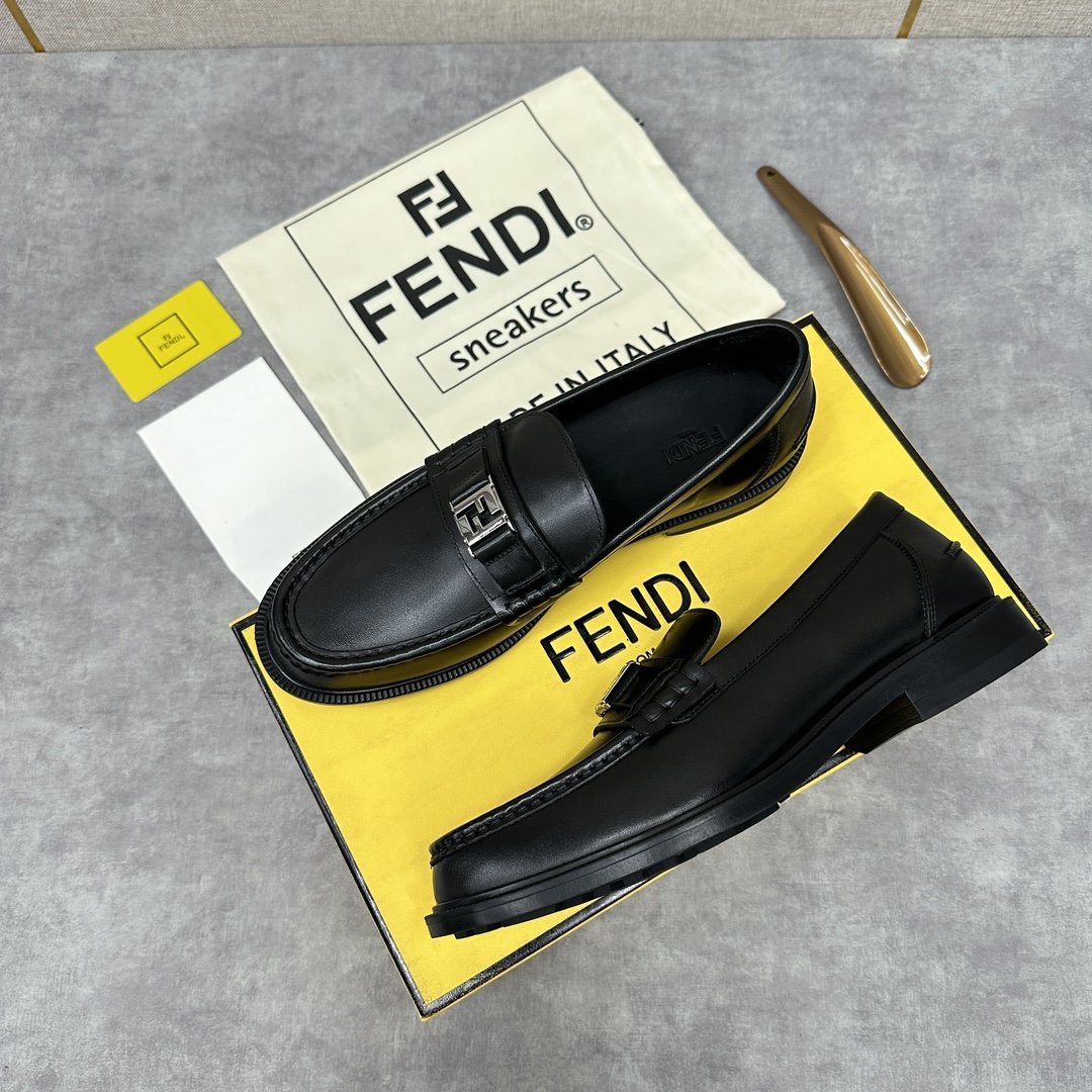 FD新品fend*芬-迪OLock乐福鞋皮鞋官方7,200采用进口牛皮/开边珠亮皮打造鞋面有显眼的手工缝