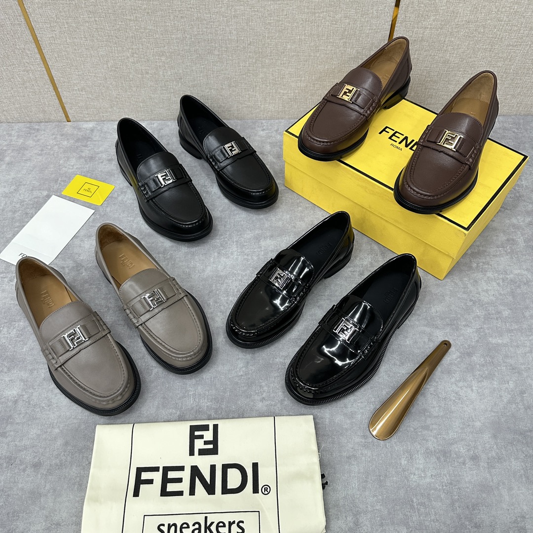 FD新品fend*芬-迪OLock乐福鞋皮鞋官方7,200采用进口牛皮/开边珠亮皮打造鞋面有显眼的手工缝