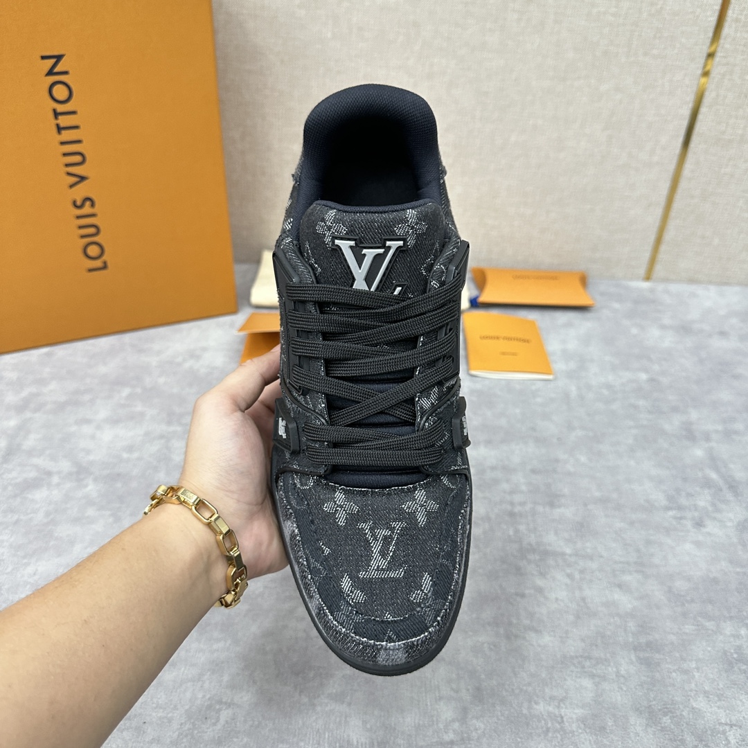 L家新品L*V路易新款TRAINER系列运动鞋以Monogram丹宁布牛仔布玩味色彩和比例玄机讲述Vir