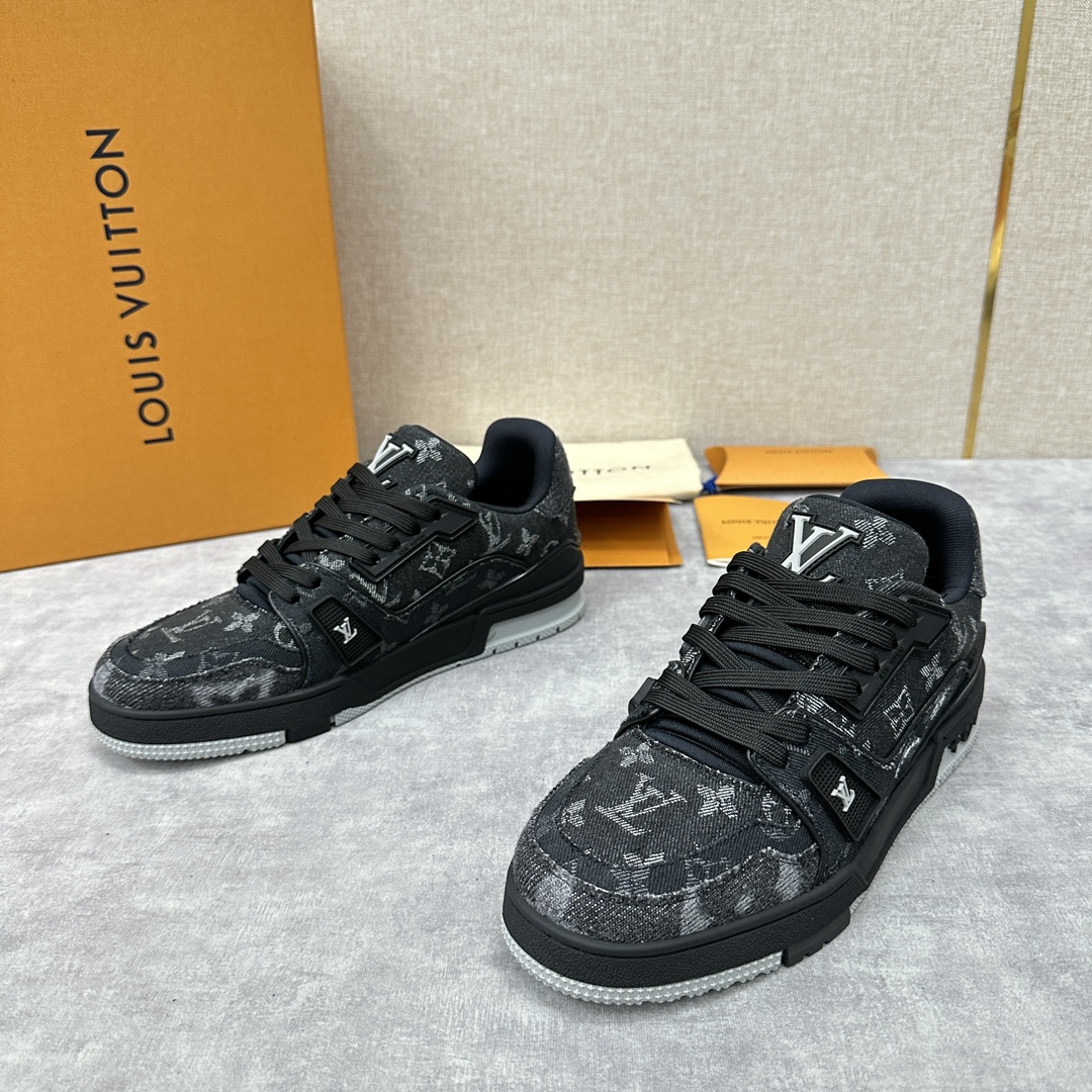 L家新品L*V路易新款TRAINER系列运动鞋以Monogram丹宁布牛仔布玩味色彩和比例玄机讲述Vir