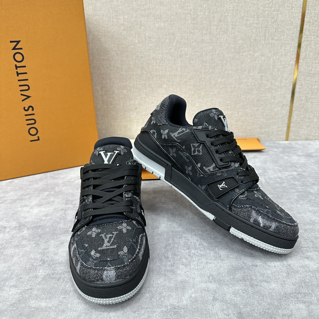 L家新品L*V路易新款TRAINER系列运动鞋以Monogram丹宁布牛仔布玩味色彩和比例玄机讲述Vir